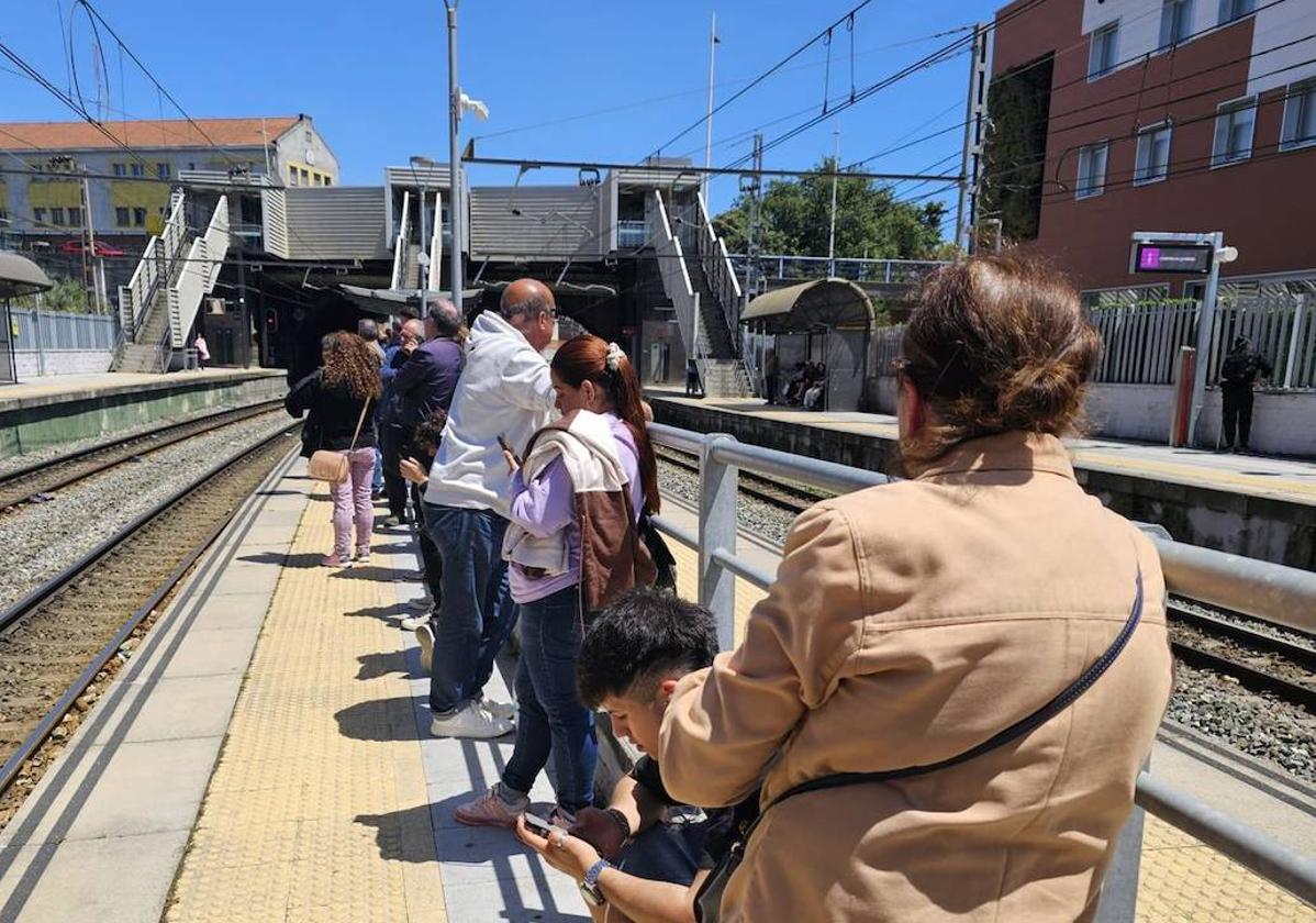 A los viajeros los dejaron en el andén de la estación de Valdecilla, donde les recogió otro tren.