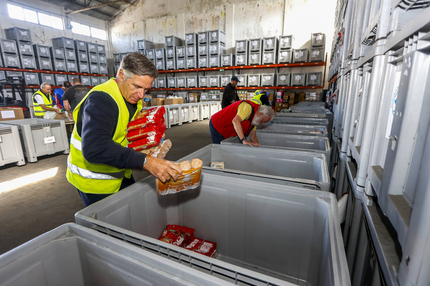 Los voluntarios clasifican los productos en el almacén del Banco de Alimentos, en Torrelavega.