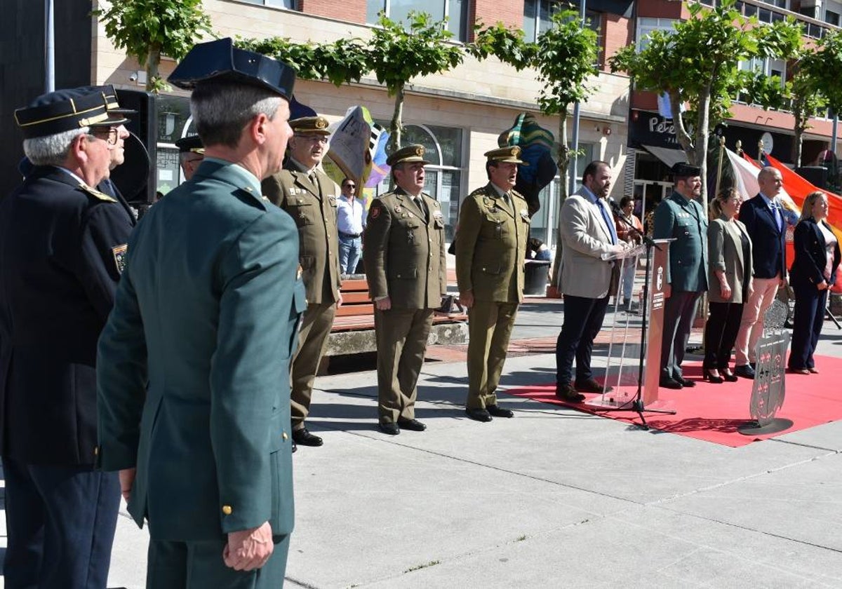 Autoridades civiles y militares en el acto oficial de reconocimiento a la Guardia Civil en Los Corrales.