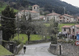 Vista de Viérnoles, presidida por la iglesia parroquial.