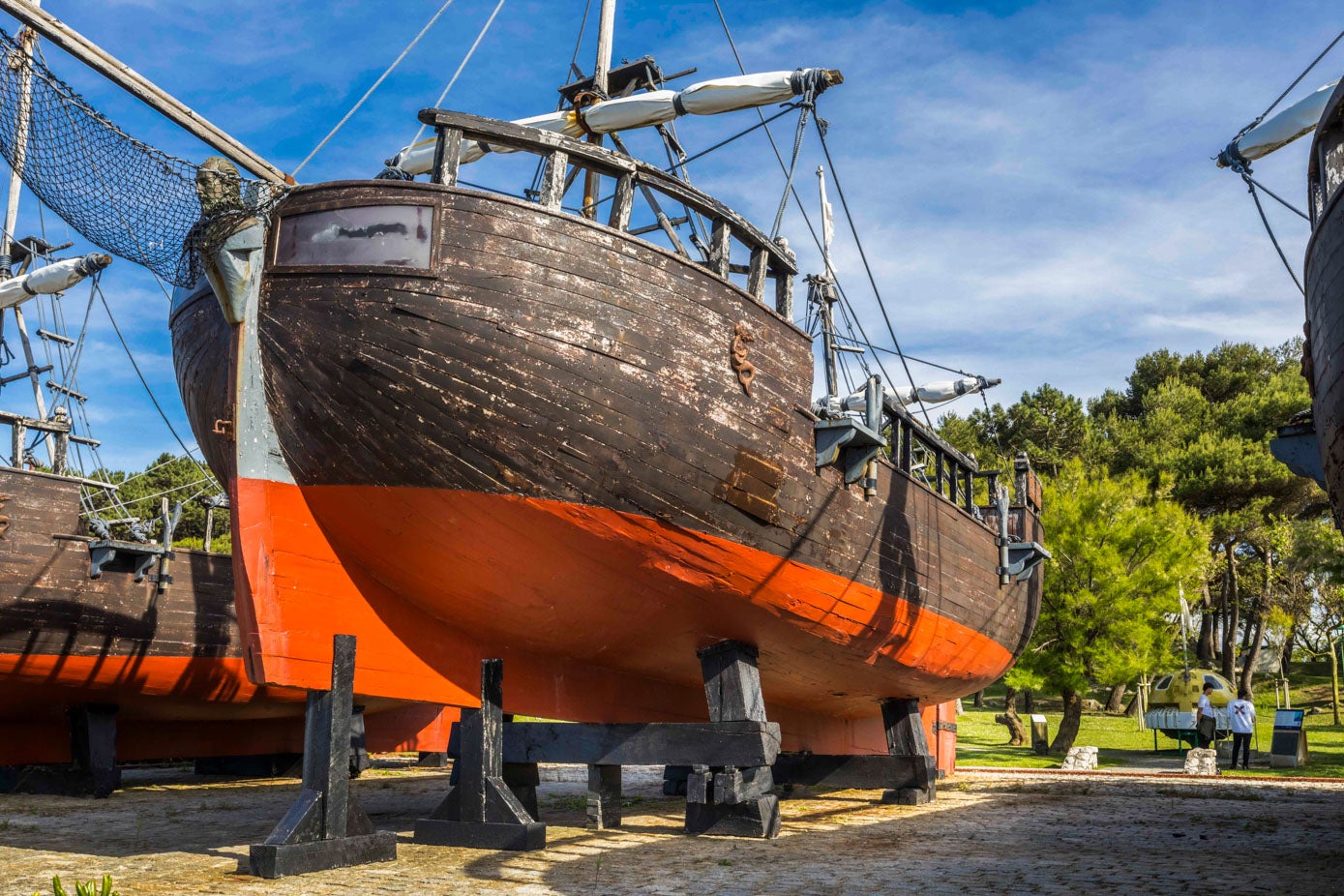 La madera de los galeones está en mal estado y la pintura levantada.