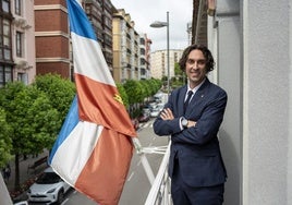 El alcalde de El Astillero, Javier Fernández Soberón (Ciudadanos), en el balcón del Ayuntamiento.