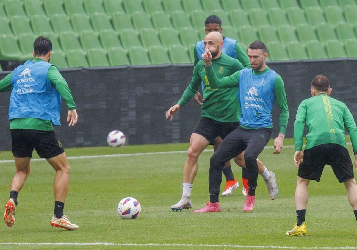 Manu Hernando se dispone a controlar el balón en el entrenamiento de ayer en El Sardinero.