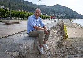 Ricardo Arques, en el paseo marítimo de Santoña.