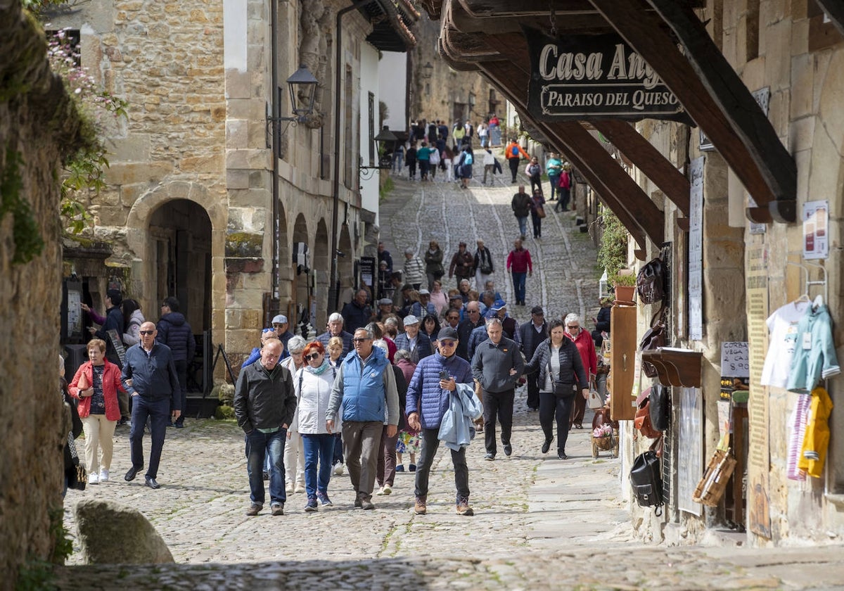 Una calle principal de Santillana del Mar llena de turistas.