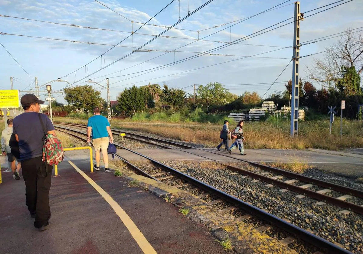 El 12 de octubre, el tren con destino a Bilbao se quedó parado en Ojedo y no pudo circular durante seis horas debido a un corte de la vía con Vizcaya. Iban nueve pasajeros que tuvieron que ser trasladaos en taxi en el Día de la Hispanidad.