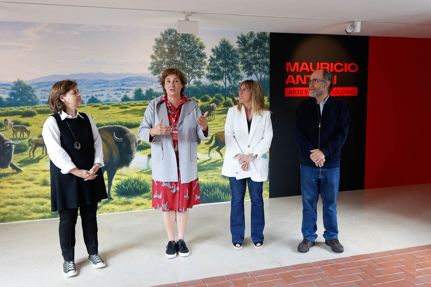 María Carrillo, coordinadora del Museo Arqueológico y Paleontológico de la Comunidad de Madrid; Pilar Fatás, directora del Museo de Altamira; Eugenia Gómez de Diego, delegada del Gobierno en Cantabria, y Mauricio Antón, en la inauguración de la exposición.