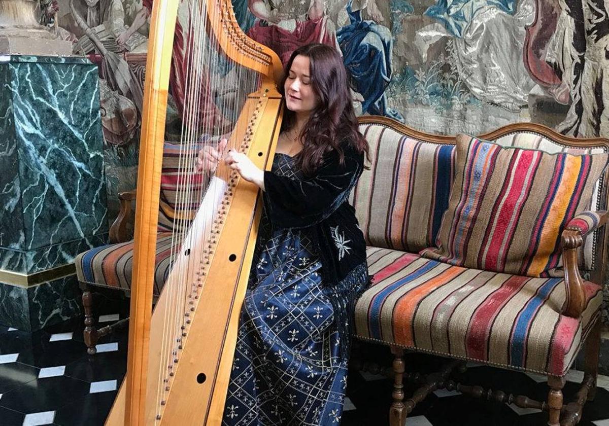 La soprano Arianna Savall, con una de sus arpas antiguas, que toca, junto a otros instrumentos, al tiempo que canta.