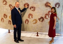 La presidenta de María José Sáenz de Buruaga, y Alberto II de Mónaco posan en el Centro de Arte Rupestre de Cantabria.