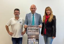 El alcalde de Laredo, Miguel González, sostiene el cartel de la exposición acompañado por el presidente de Amonaval, Marcos Pérez; y la concejal de Cultura, Laura Recio.