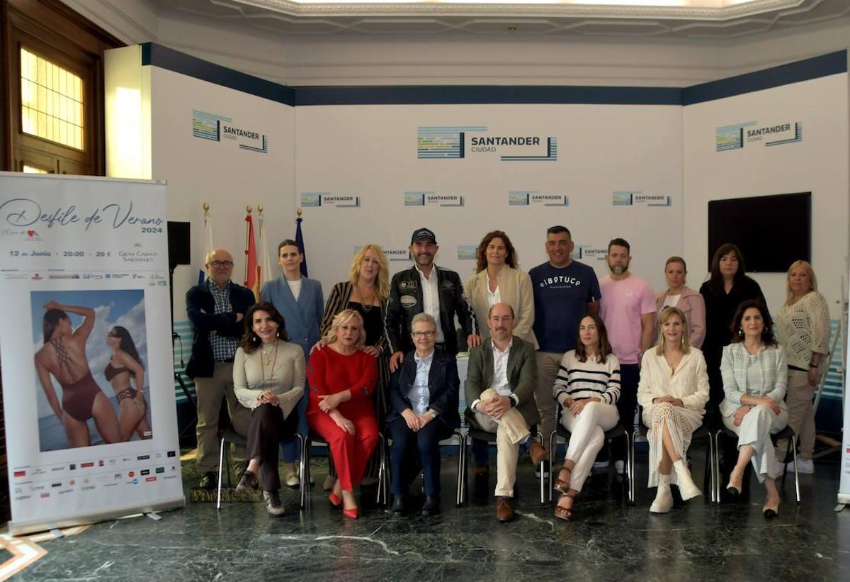 Presentación del Desfile de Verano 2024 en el Ayuntamiento de Santander. Sentados: Claudia Aráuz, María Luz Fernández, Clara Gallego, Álvaro Lavín, Sandra Alonso, María Jesús Gil y Amaya Bezanilla. De pie: Jesús Castanedo, Elena Gutiérrez, Lorena Madrazo, José Luis Callejo, Carmen Albert, Edu Tapia, Chema Sarabia, Pilar Posada, Rosa Saiz y Azucena Jiménez.