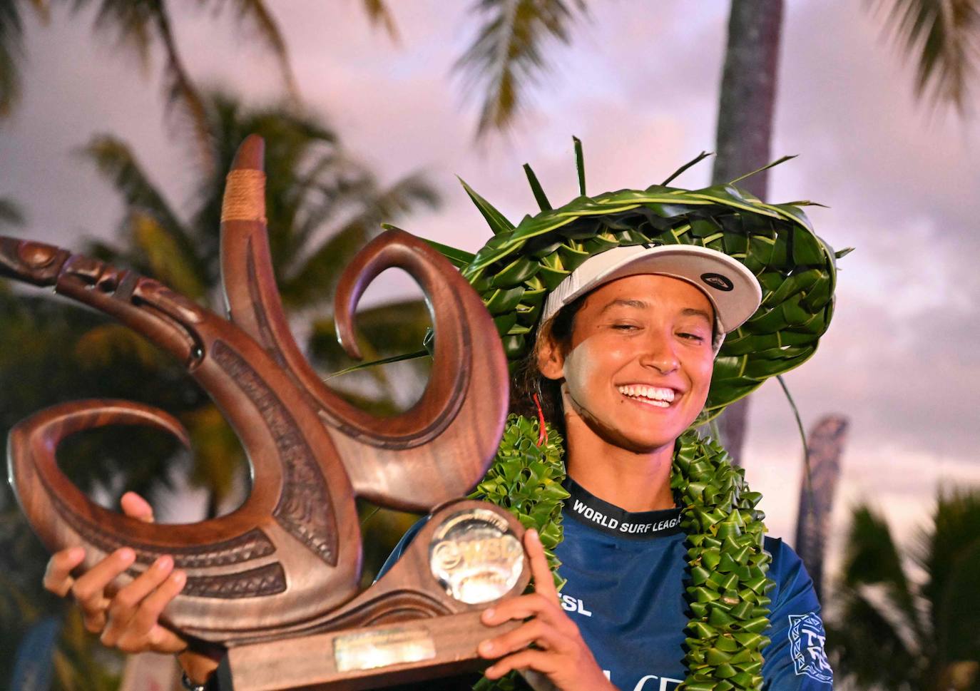 Vahine Fierro sonríe con su premio.