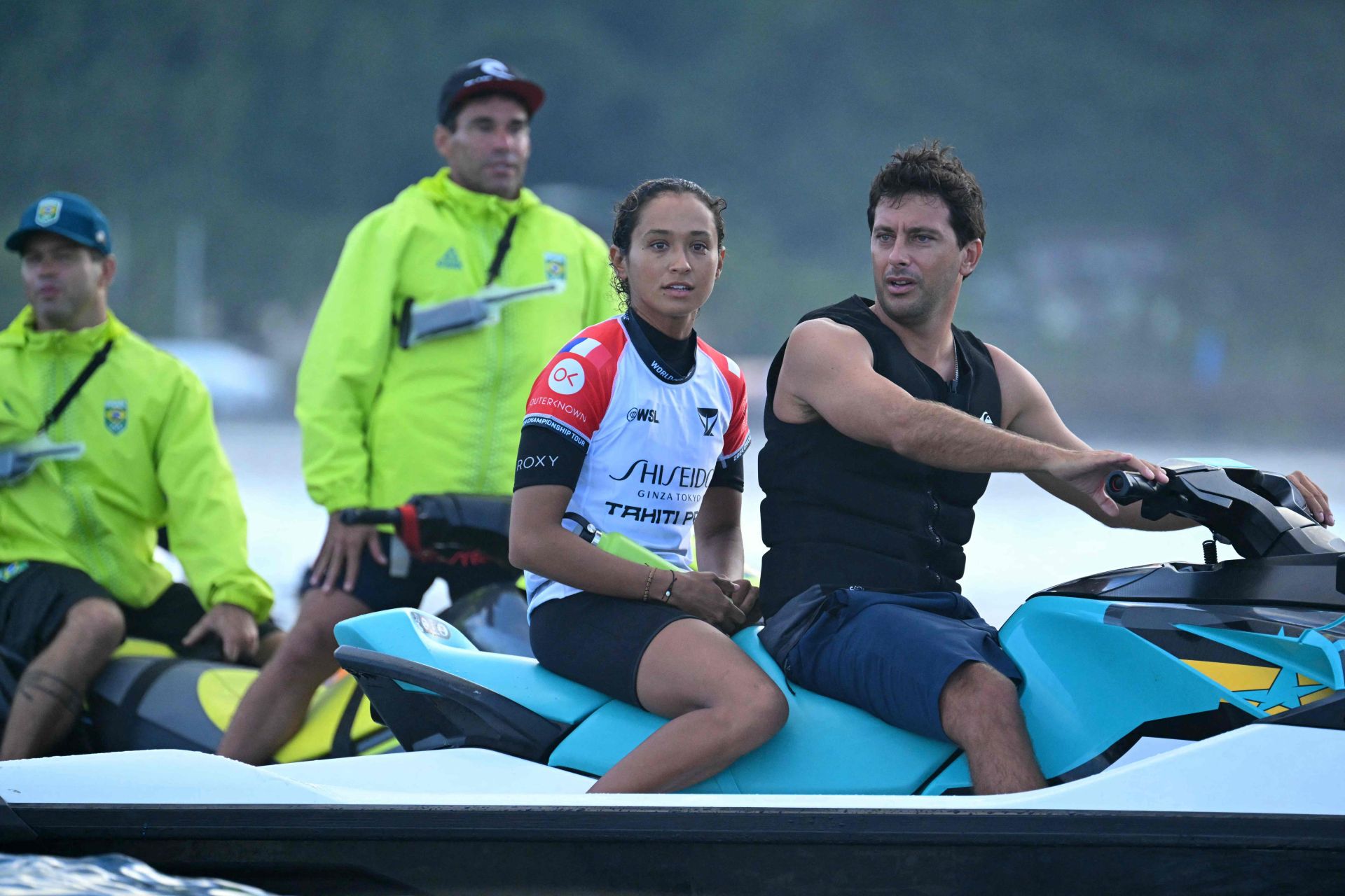 Vahine, en la moto de agua de la organización.