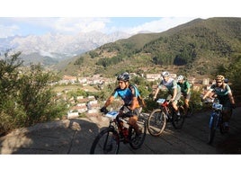 Participantes en la edición del pasado año, con el fondo de la villa de Potes y Picos de Europa