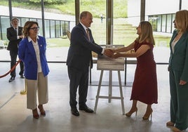 Alberto II saluda a Buruaga tras descubrir la placa en presencia de la embajadora de Mónaco, Catherine Fautrier-Roussea, y de la consejera de Turismo, Eva Guillermina Fernández.