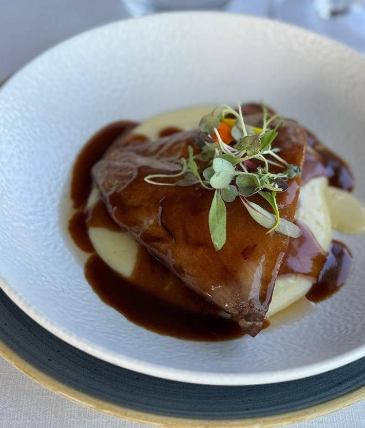 Imagen secundaria 2 - A la izquierda, migas de atún rojo aliñadas con aceite y sal que se degustaron tras el ronquo. Se trata de la carne más pegada a las costillas que se puede servir desmigada o asada en el propio costillar. A la derecha, parpatana con a baja temperatura con demiglace de manitas de cerdo, uno de los platos de las jornadas. 