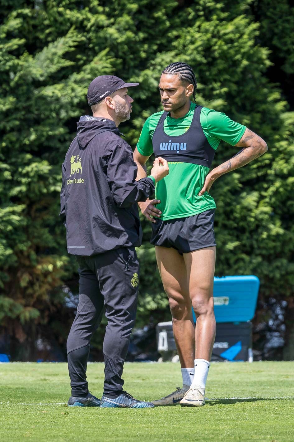 José Alberto habla con Jordi Mboula.