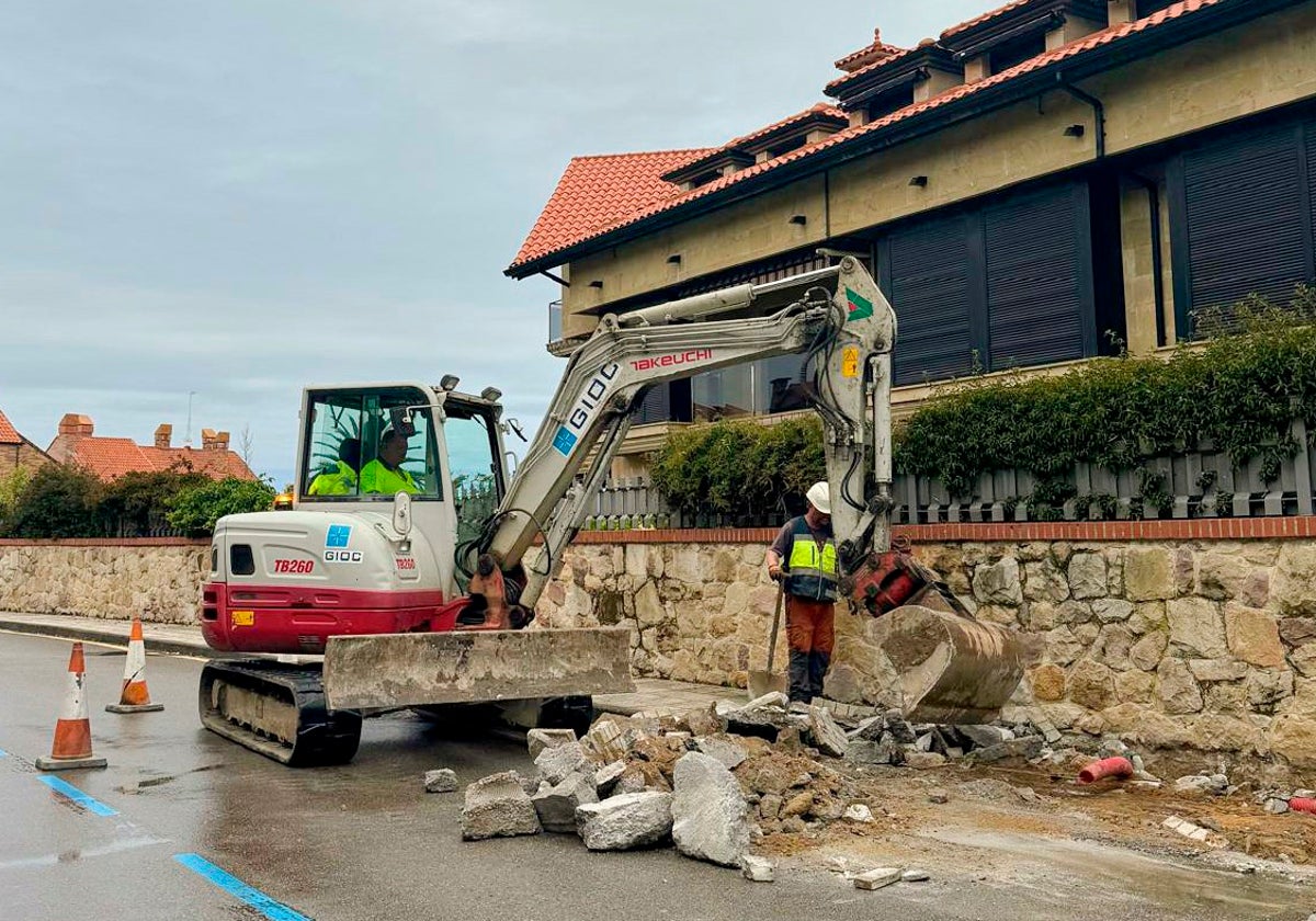 Las obras de rebajes de aceras ya están en marcha.