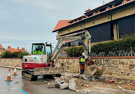 Las obras de rebajes de aceras ya están en marcha.