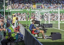 Una cámara televisivaen los Campos de Sport.