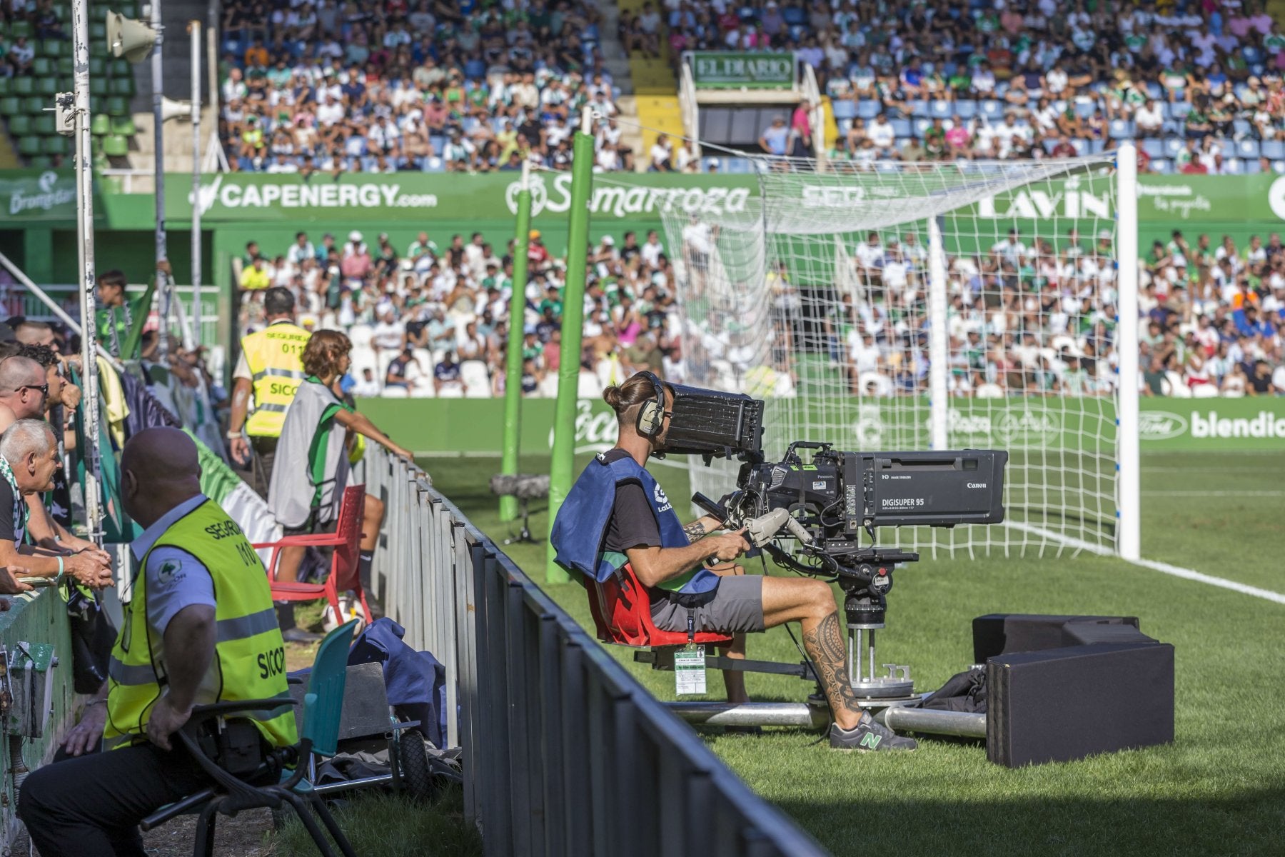 Una cámara televisivaen los Campos de Sport.