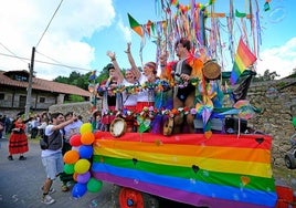 Vecinos celebran la diversidad LGTBI durante el desfile, este sábado, durante el Agrorgullo celebrado en Barcenillas.