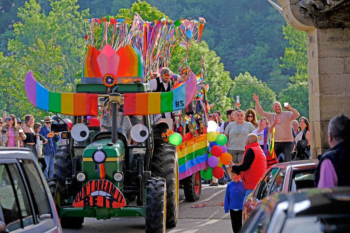 El tractor con 'labios pintados' y globos y banderas arcoíris es todo un emblema de esta fiesta, ya consolidada tras tres ediciones..