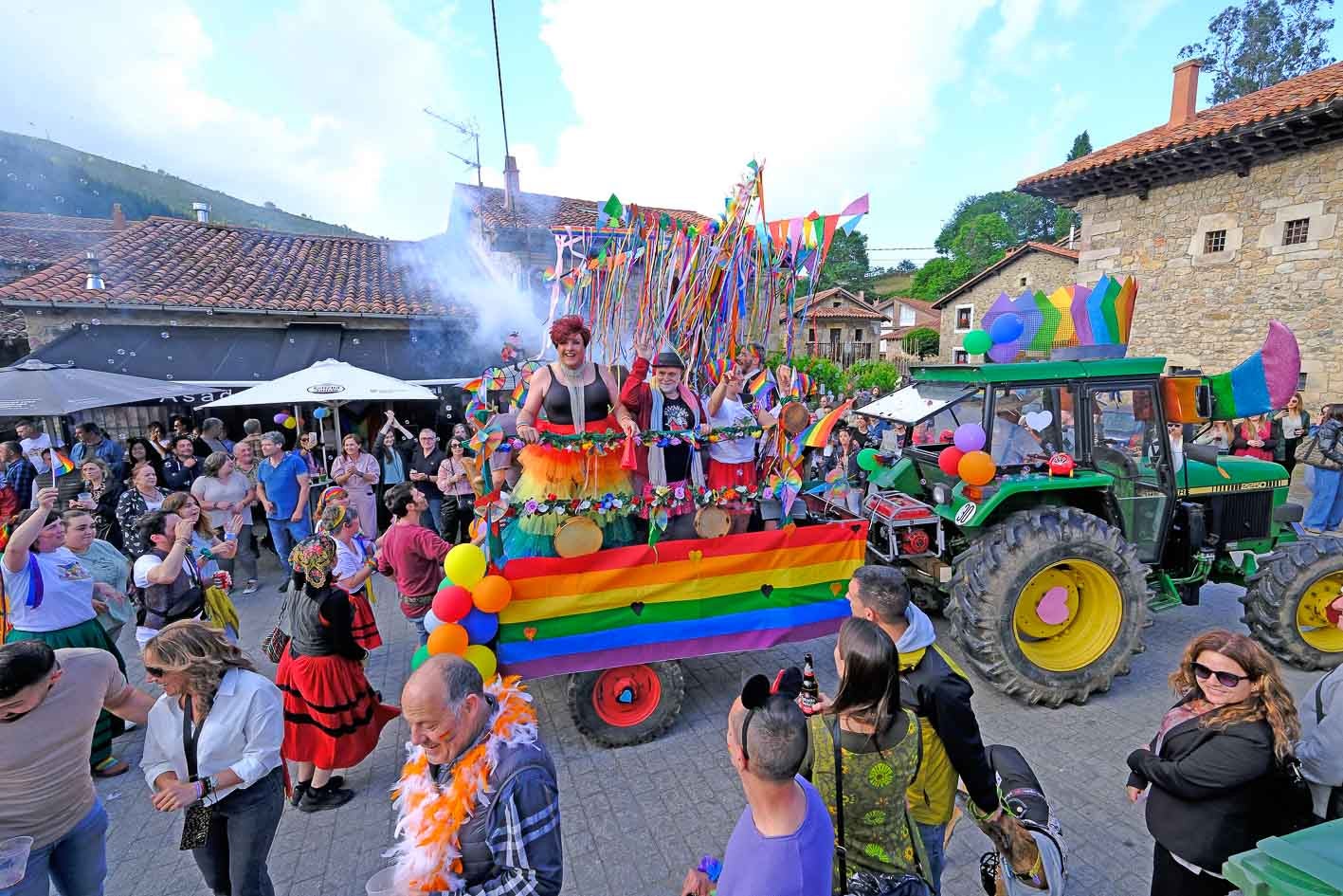 El festival Agrogullo ha convocado a cientos de personas volcadas con los derechos LGTBI, este sábado, en Barcenillas.