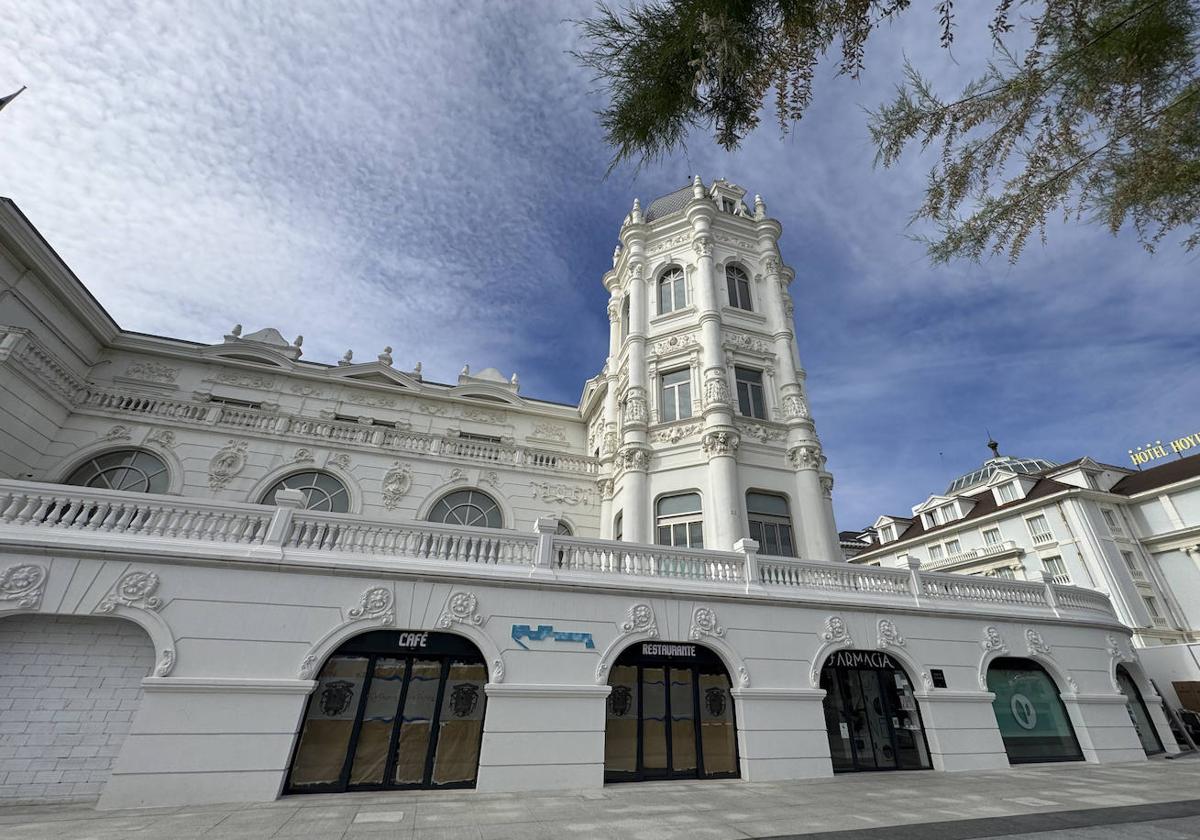 El establecimiento hostelero La Primera, la farmacia y la clínica Quirón Prevención, en los bajos del Casino.