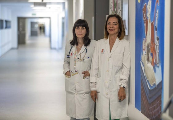 A la izquierda, la neuropediatra Andrea Sariego, junto a la jefa de servicio de Pediatría de Valdecilla, María Jesús Cabero.