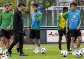 José Alberto da indicaciones a sus jugadores en el entrenamiento de ayer en La Albericia.