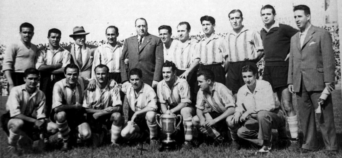 El recordado Racing de 1950. Arriba, de izquierda a derecha, Ortega, Joseíto, Taioli (entrenador), Elizondo, Torres (delegado), Pin, Lorín, Ruiz, Amorebieta, Carberol y Hernández (segundo entrenador). Abajo, Bárcena, Mariano, Nemes, Alsúa, Felipe, Echeveste y Herrero.