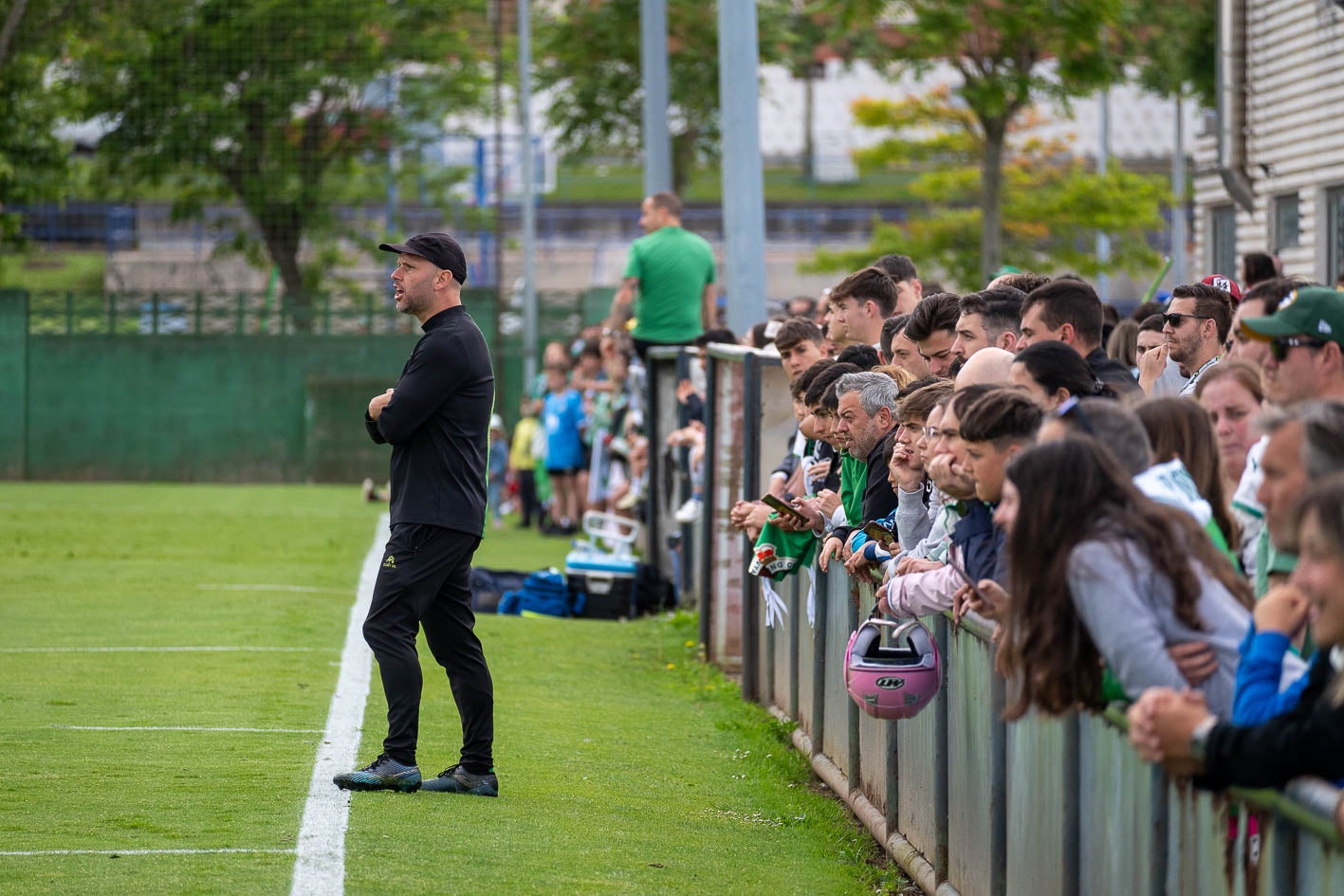 José Alberto López dirige el entrenamiento desde la banda.