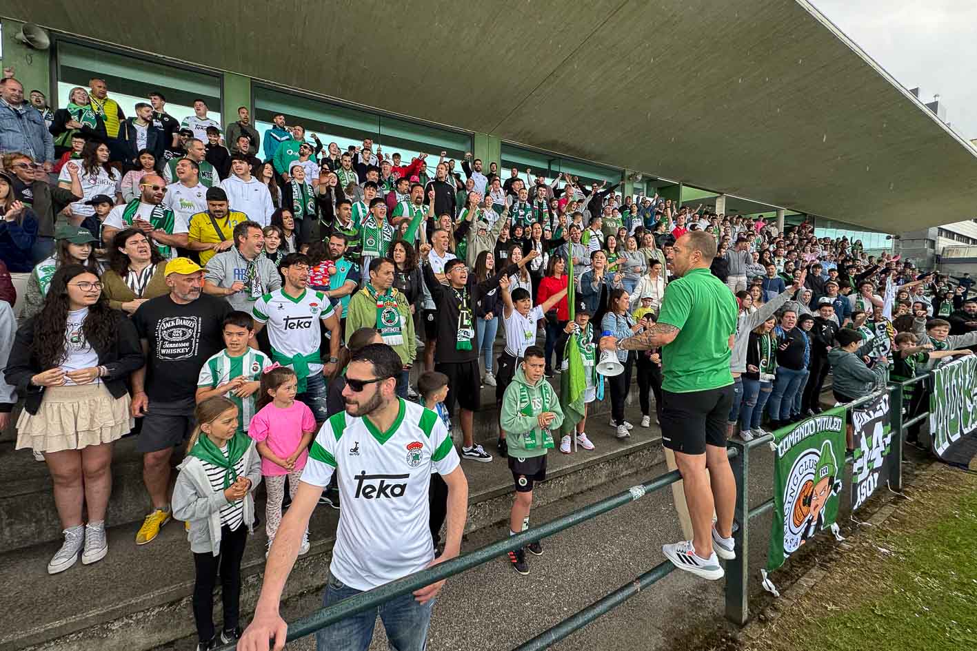 Cerca de mediodía, con la sesión terminada, la hinchada se trasladó a la grada del campo 1.