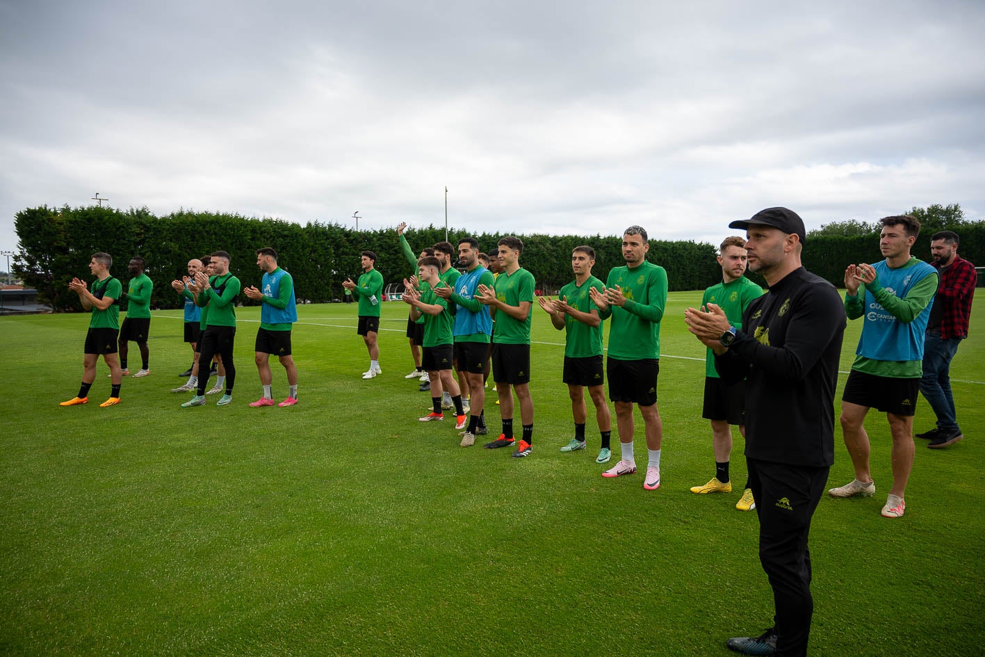 La plantilla, entrenador incluido, agradece el apoyo.