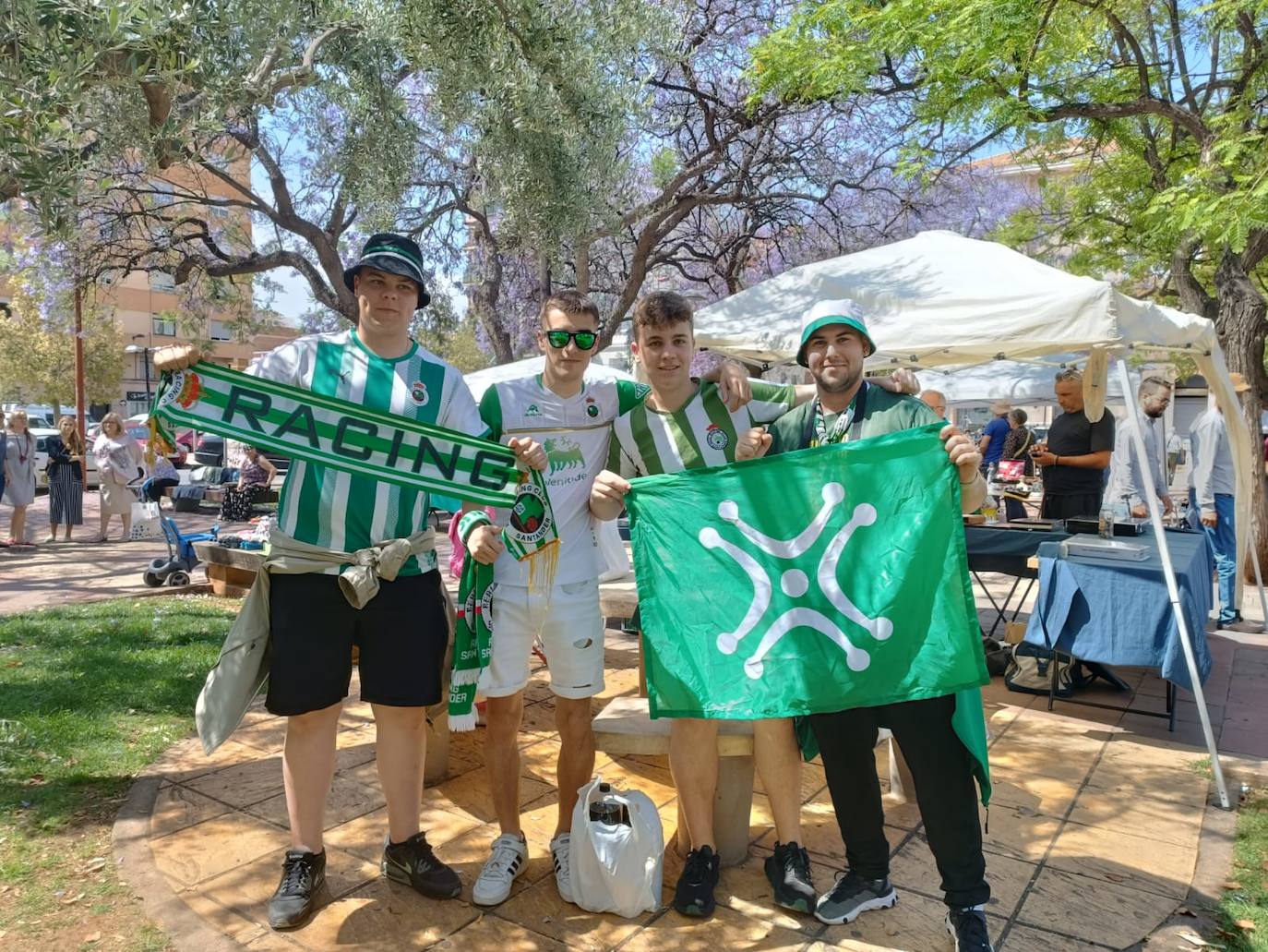 Alejandro Menchaca, Óscar Mier, Daniel Menchaca y Raúl Camean posan con la bandera del lábaro y la bufanda del Racing. 