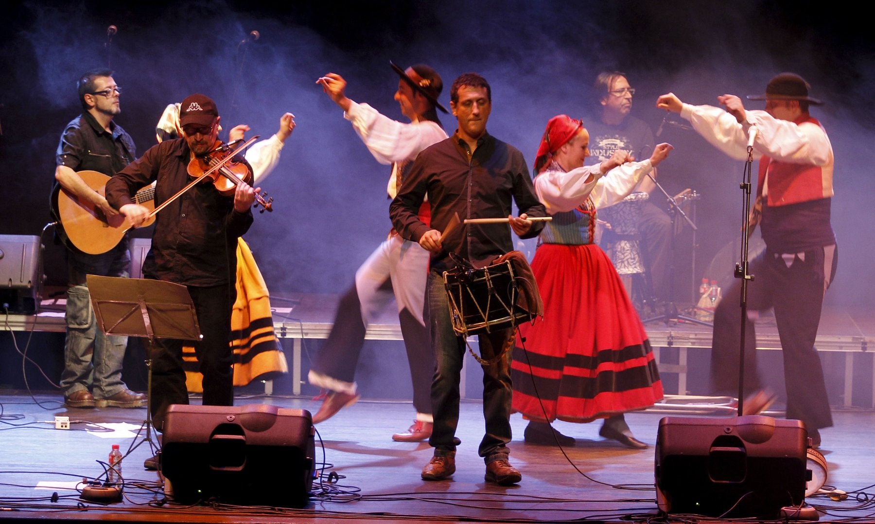 El grupo folk cántabro Luétiga, ya desaparecido, durante el concierto que ofreció por el XXV aniversariode la formación en el Casyc.