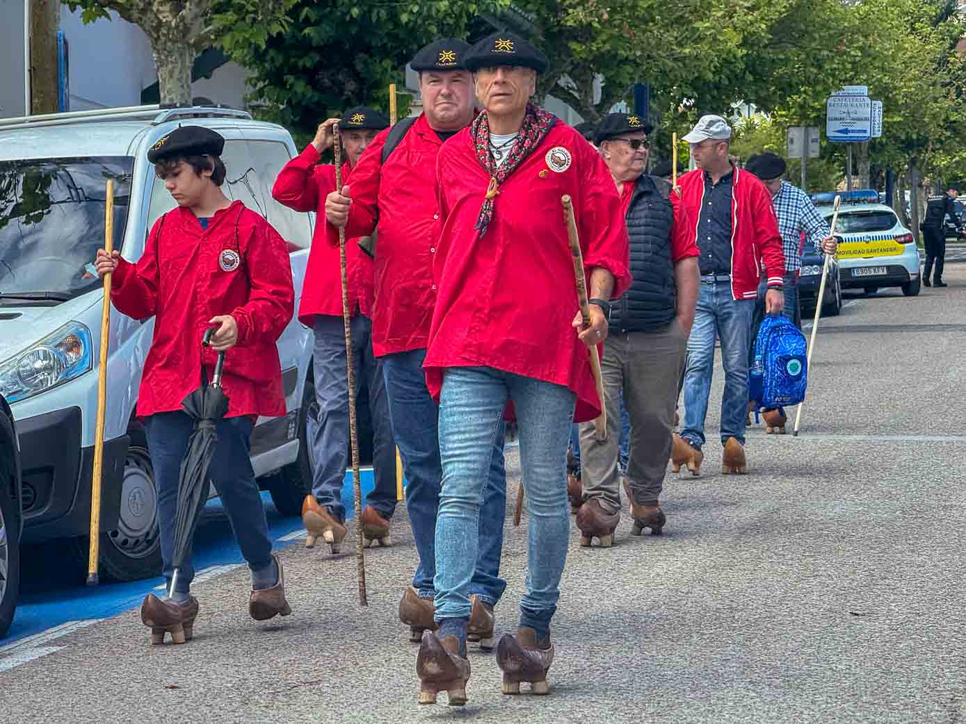 Este año se celebró la segunda edición de la marcha en albarcas por la ciudad