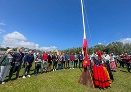 Los actos del Día Infantil de Cantabria arrancaron con el izado de la bandera autonómica, acompañada de otra con el lábaro, mientras sonaba el himno regional.