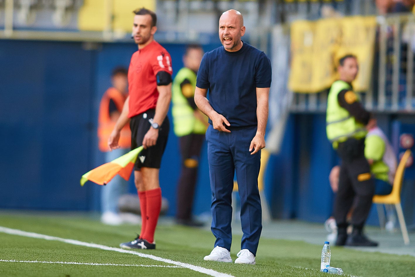 José Alberto da instrucciones desde la banda a sus jugadores.