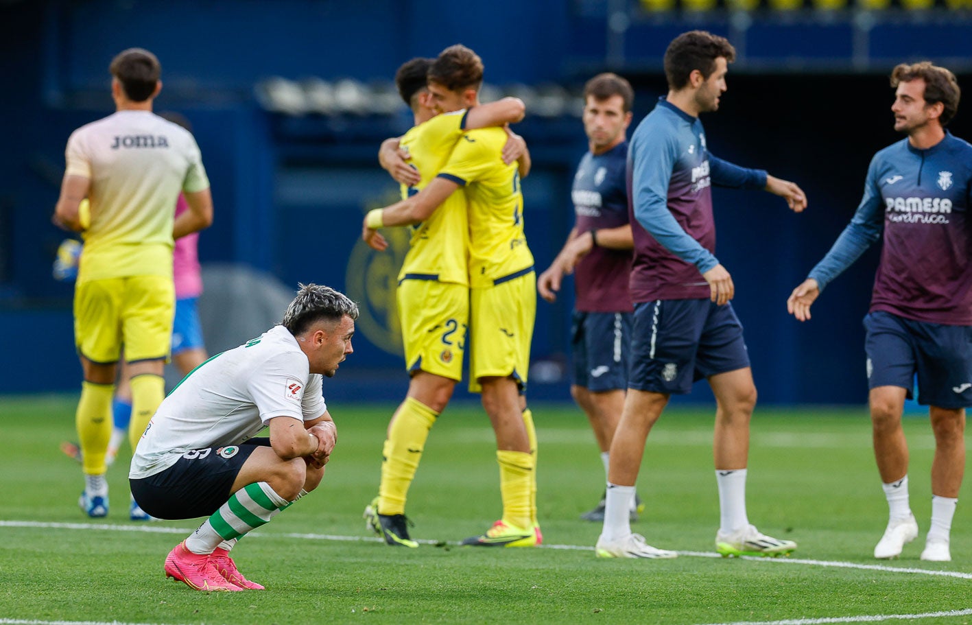 Arana, derrotado en el suelo mientras los jugadores del Villarrreal B se abrazan.