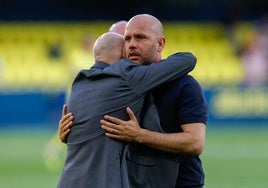 José Alberto recibe el abrazo de Manolo Higuera sin cambiar el rostro de su cara.