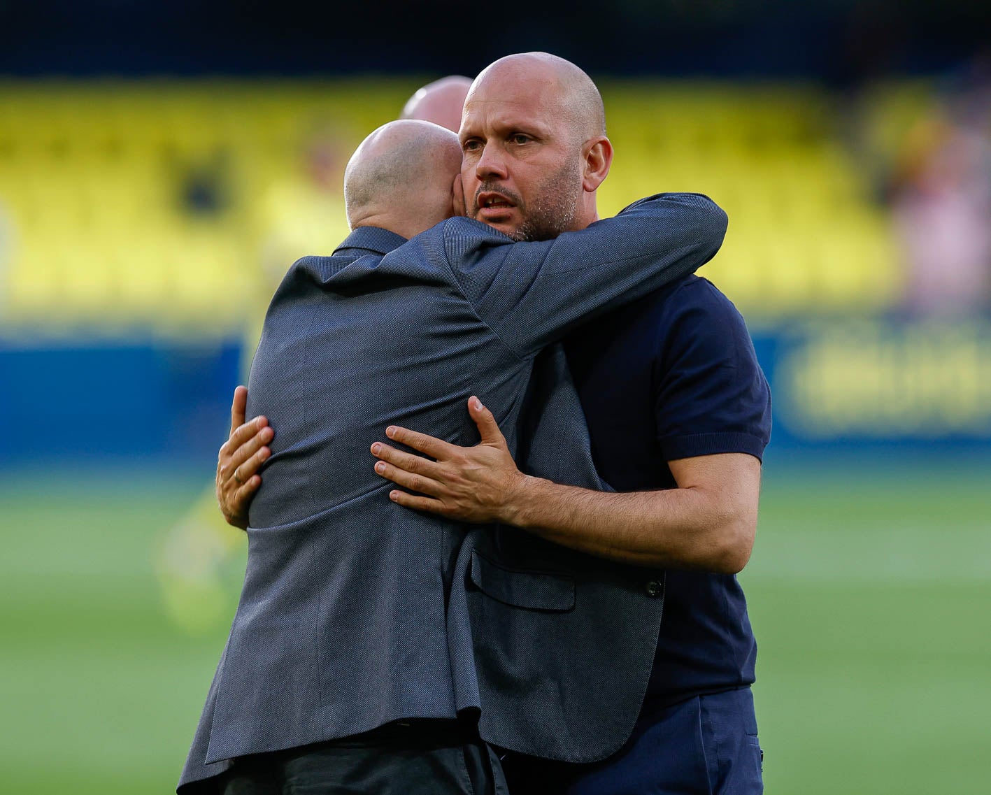 Manolo Higuera se abraza a José Alberto López.