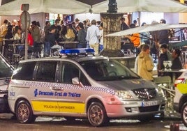 Un vehículo de la Policía Local de Santander, estacionado durante un servicio en Cañadío.