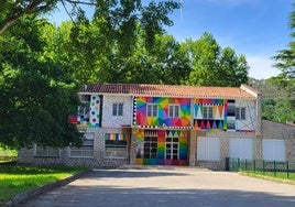 Colegio de Infantil de La Penilla que ha sido decorado por Okuda.