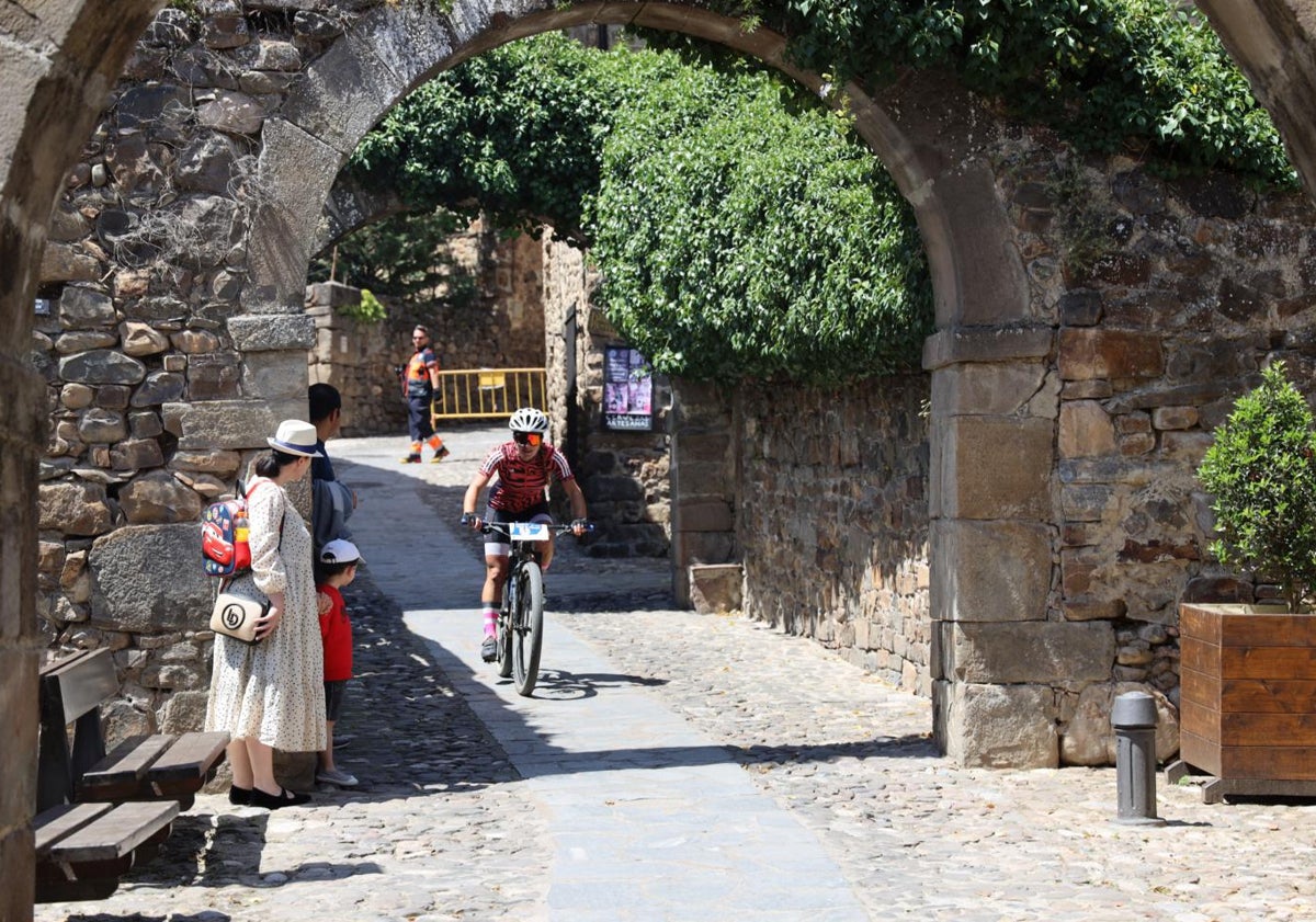 Imagen principal - Juncal Díaz, camino de meta en la Maratón BTT Valle de Liébana, e Imanol Díaz-Mesones y Miguel Rodríguez, por las calles de Potes durante el Sprint Urbano