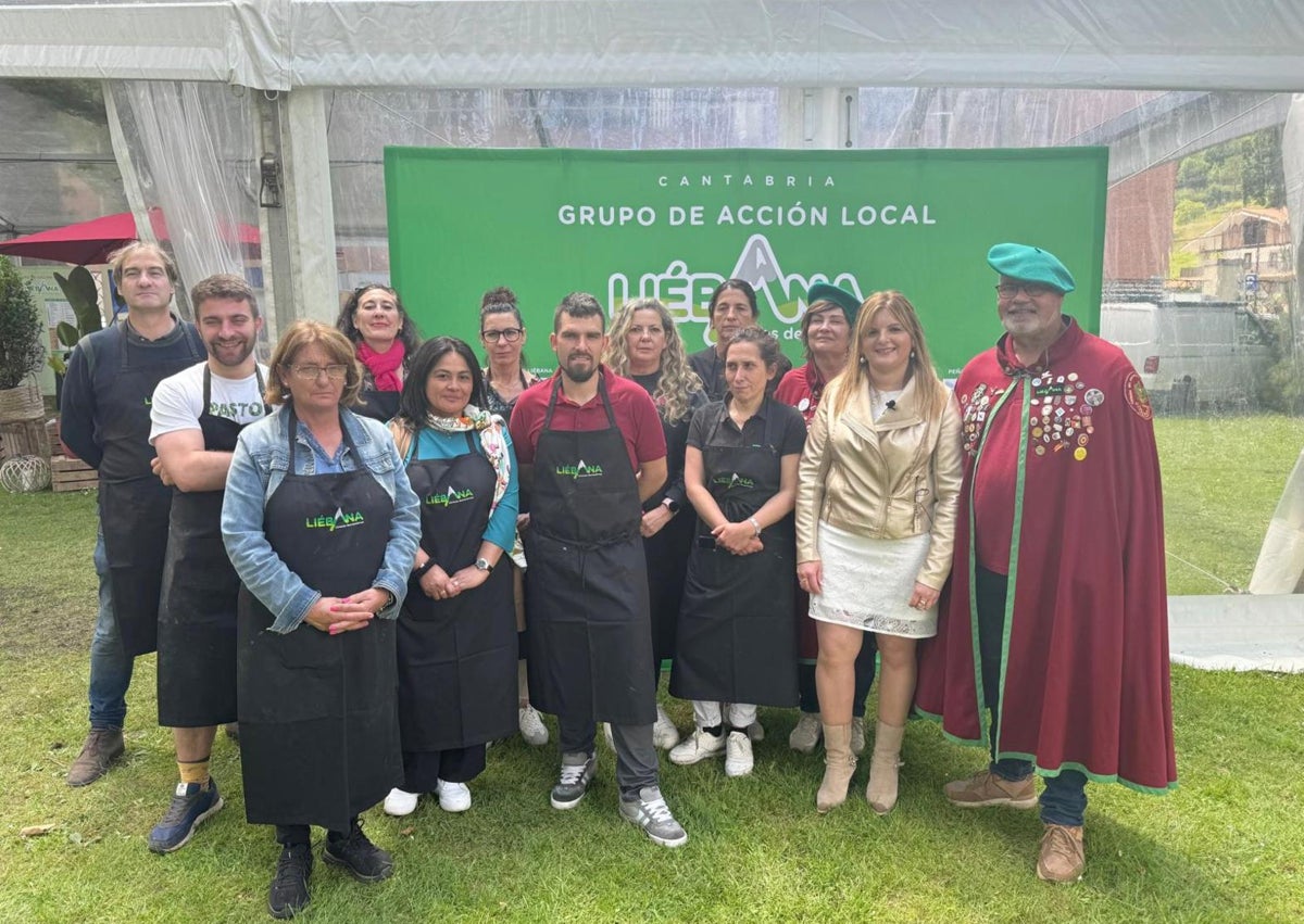 Imagen secundaria 1 - Cata de Vinos con IGP «Vinos de la Tierra de Liébana» y de quesos de la DOP «Picón Bejes-Tresviso; empresarios lebaniegos y gerente del Grupo de Acción Local Liébana, y cuencos para degustar el cocido lebaniego.