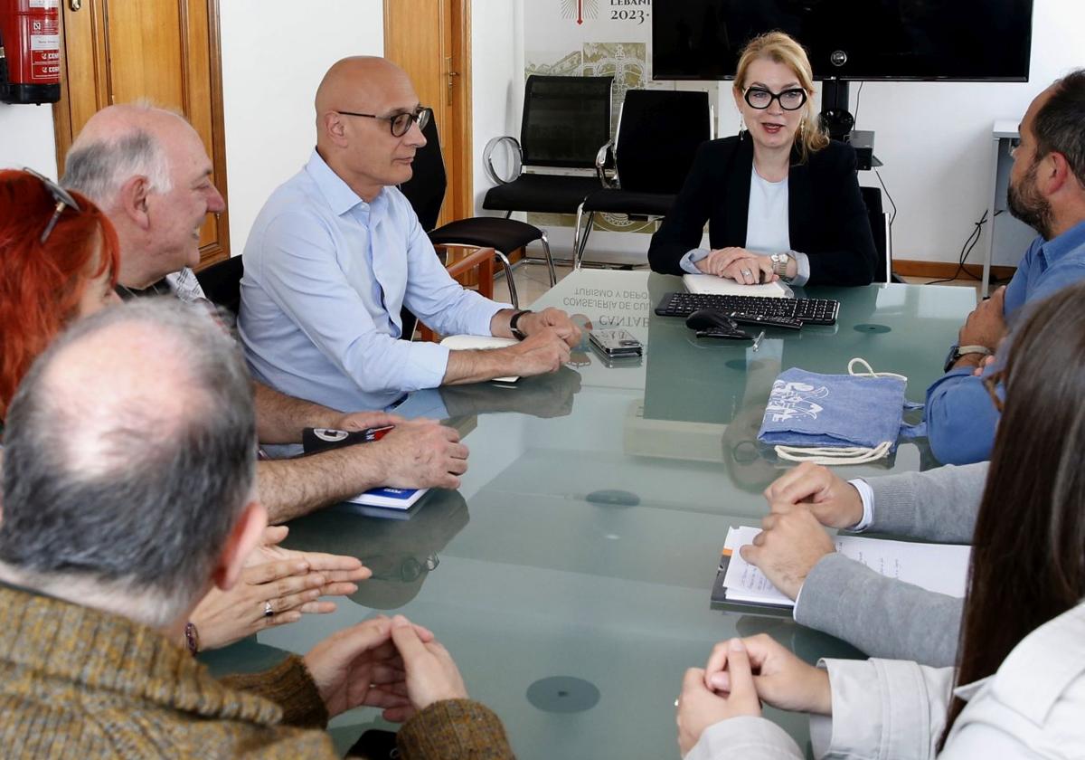 Eva Guillermina Fernández y los organizadores de festivales folk, durante la reunión