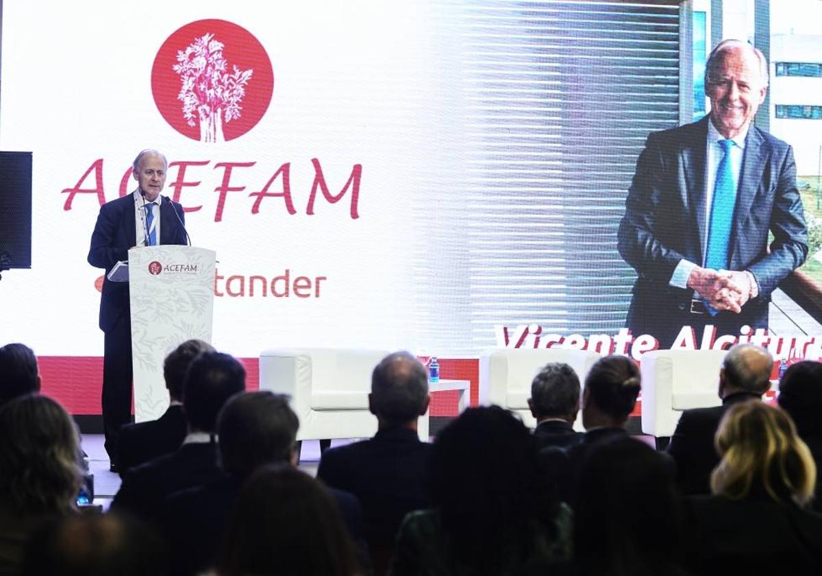 Vicente Alciturri, presidente de Acefam, durante una presentación.