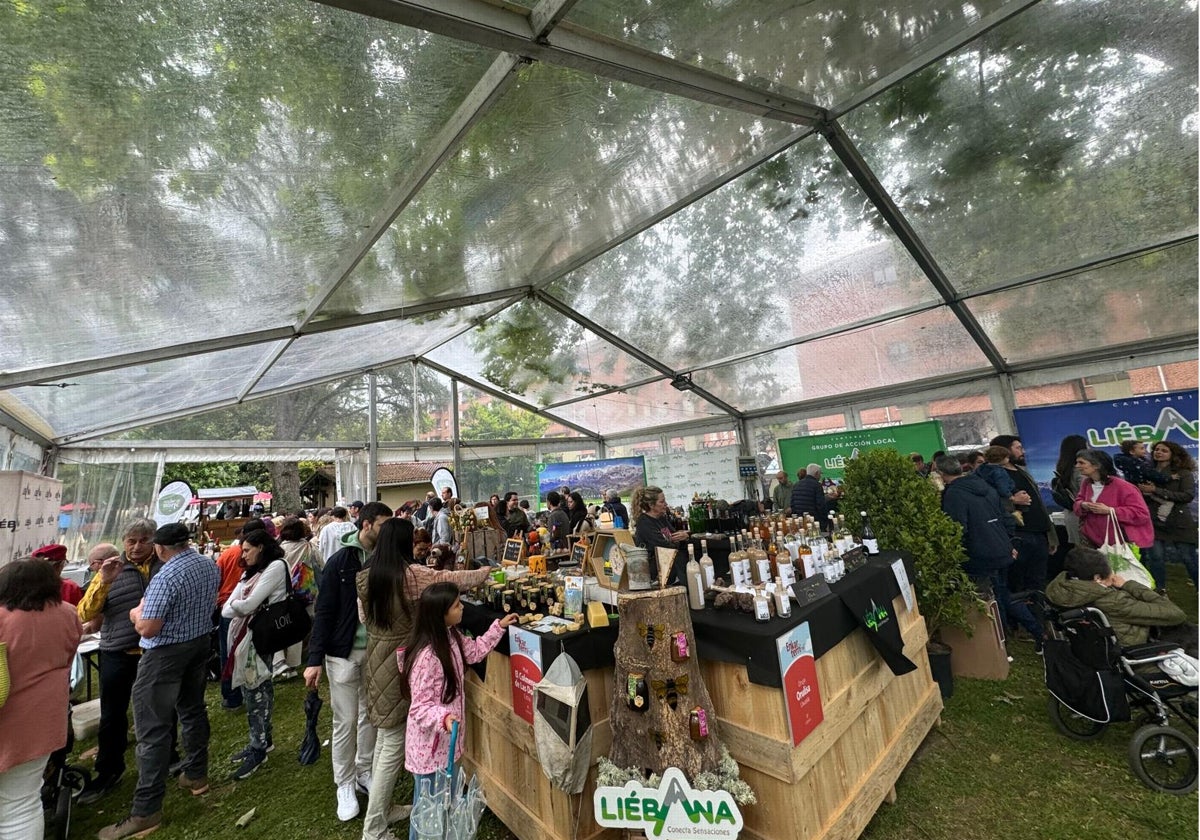 Interior del stand donde se celebró la feria en la localidad de Zalla